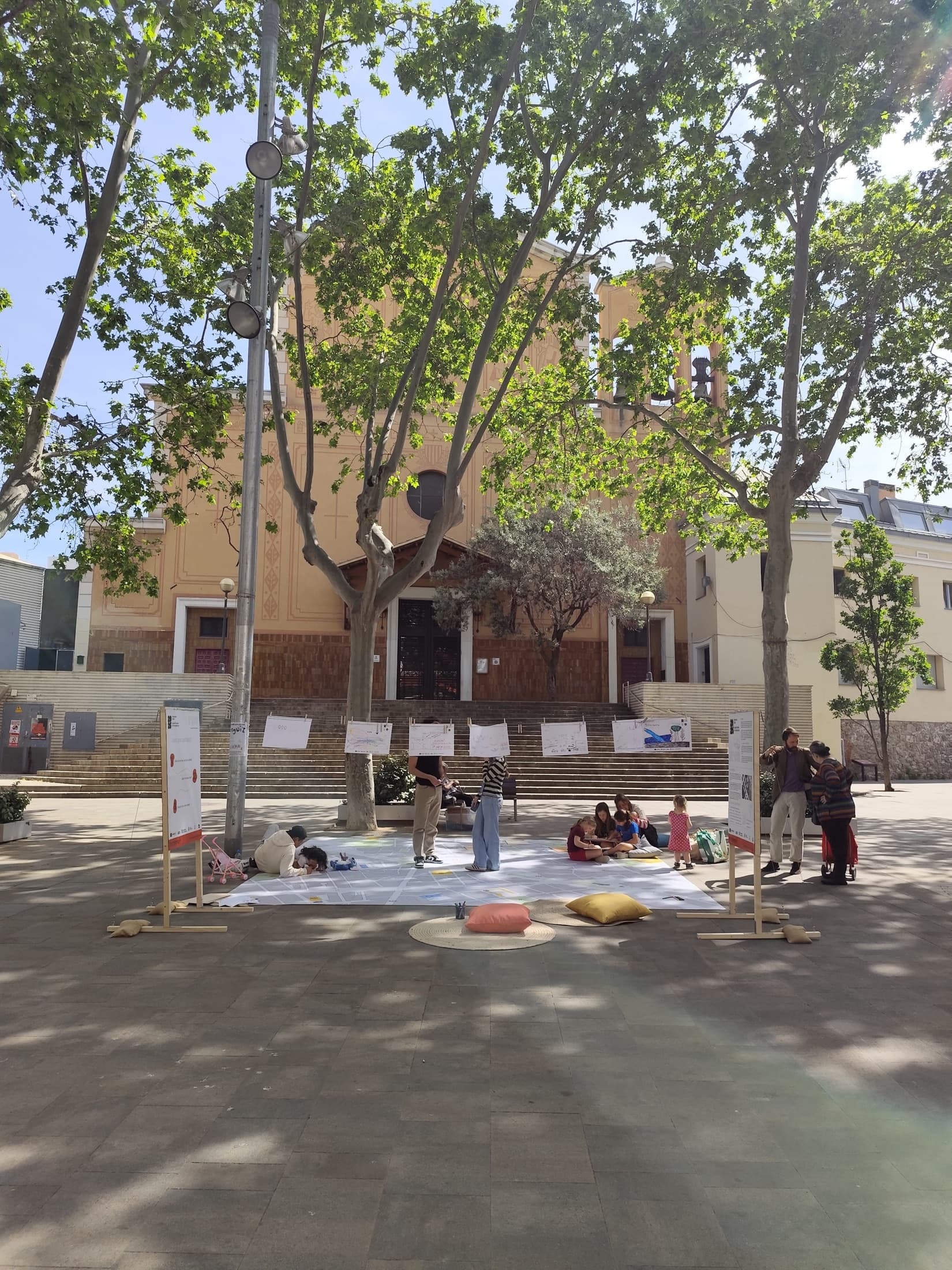 Taller ciudadano al aire libre en una plaza de Barcelona